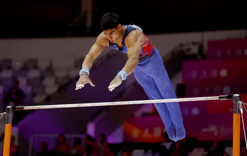 JAKARTA (Indonesia), 22/10/2025.- Angel Barajas of Colombia performs on the High Bar during the Men's Artistic Gymnastics All-Around Final at the FIG Artistic Gymnastics World Championships 2025 in Jakarta, Indonesia, 22 October 2025. EFE/EPA/MAST IRHAM