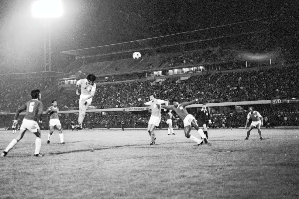 En 1976, por Copa Libertadores, Santa Fe y Millonarios empataron el primer partido en la fase de grupos. El segundo lo ganaron los cardenales 1-0. / Archivo