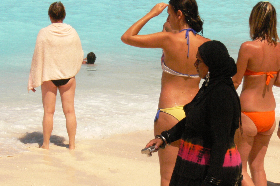 Mujeres musulmanas se pasean por las playas mediterráneas./ Ricardo Abdahllah