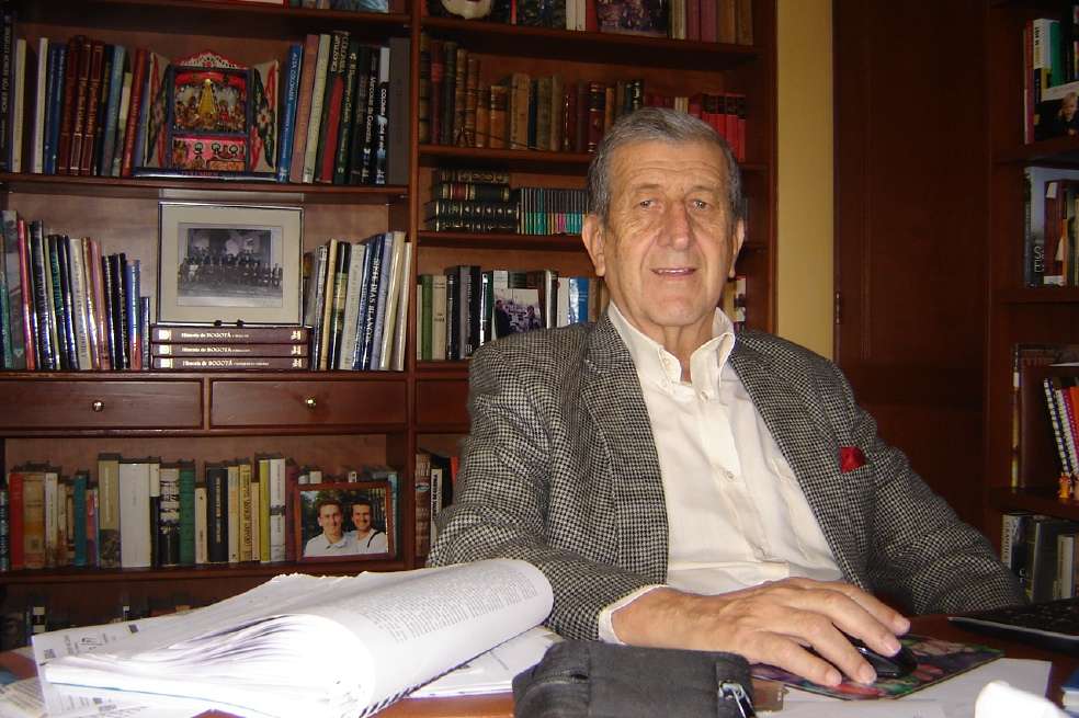 Héctor Rojas tiene otros libros relacionados con su carrera de aviación. “El as de corazones” es la única novela. / Cortesía