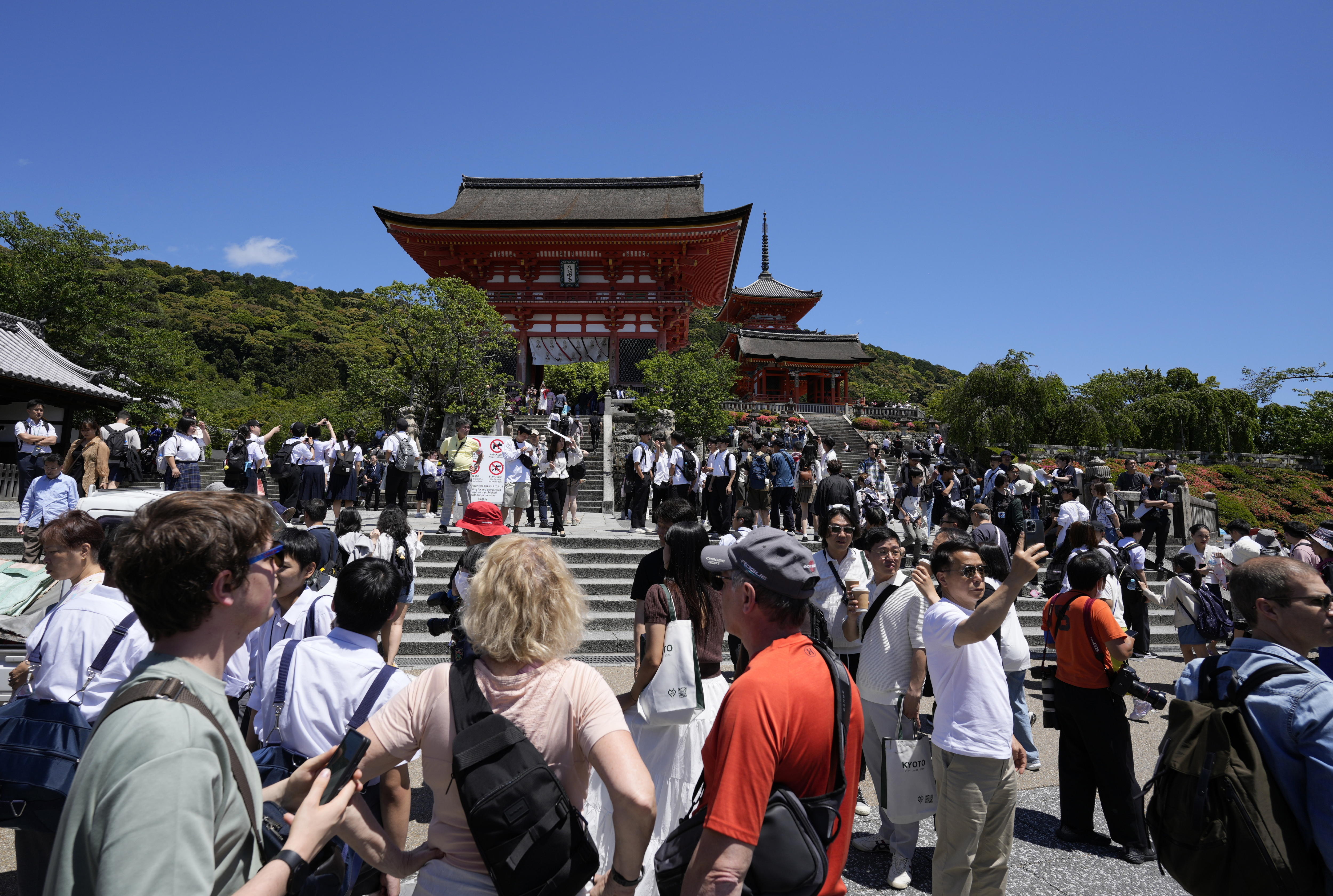 Kyoto (Japan), 29/05/2024.- Tourists gather before Kiyomizu-dera temple, a famous tourist destination near Gion district, in Kyoto, western Japan, 29 May 2024. Gion, the famous Maiko and Geisha district of Kyoto, has begun to apply access restrictions on its streets in the face of overtourism, illustrating Japan's difficulties in dealing with the record number of foreign travelers that the country has been receiving in recent months. (Japón) EFE/EPA/FRANCK ROBICHON