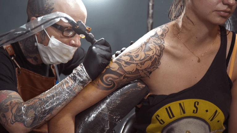 Tatuadores en Bogotá, psicólogos de la piel