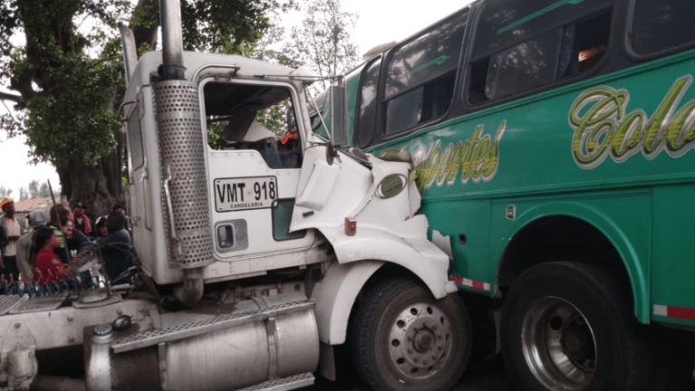 Accidente entre bus escolar y camión dejó 16 niños heridos en vía Cali-Candelaria