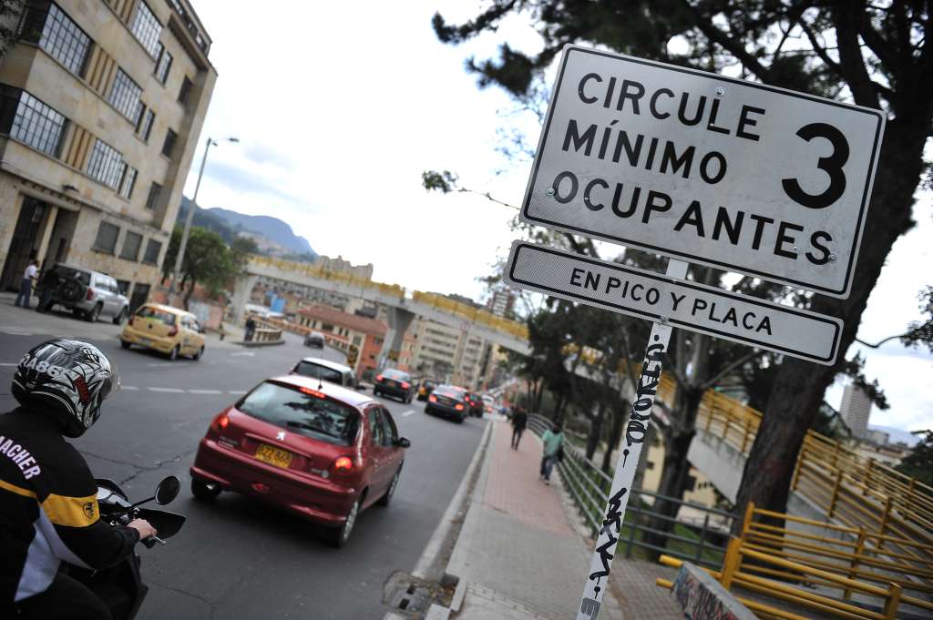 Avisos que hacen referencia a el cambio de restricción vehicular en el centro de la capital