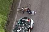 Video: Director del BikeExchange, expulsado del Giro tras atropellar a un ciclista