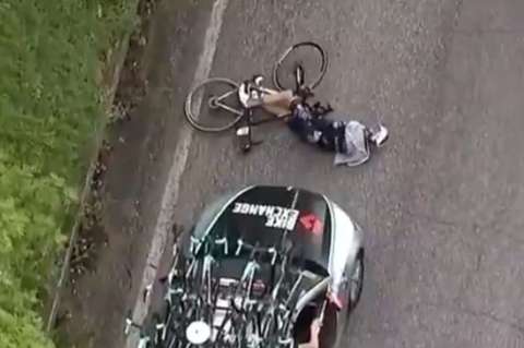 Video: Director del BikeExchange, expulsado del Giro tras atropellar a un ciclista