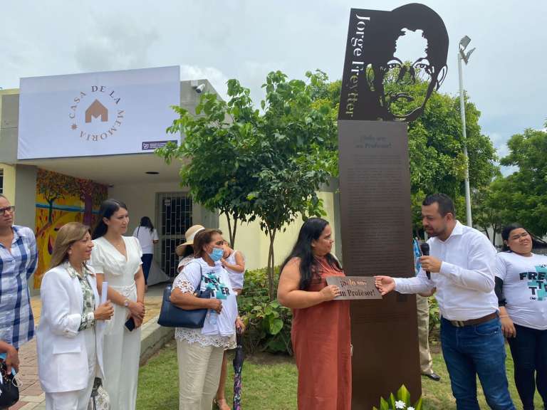 El profesor Jorge Freytter fue asesinado en agosto de 2001. Hoy hace 21 años, su cuerpo fue hallado con signos de tortura. Ante la Comisión Interamericana, Colombia aceptó la participación de paramilitares y miembros de la Fuerza Pública.