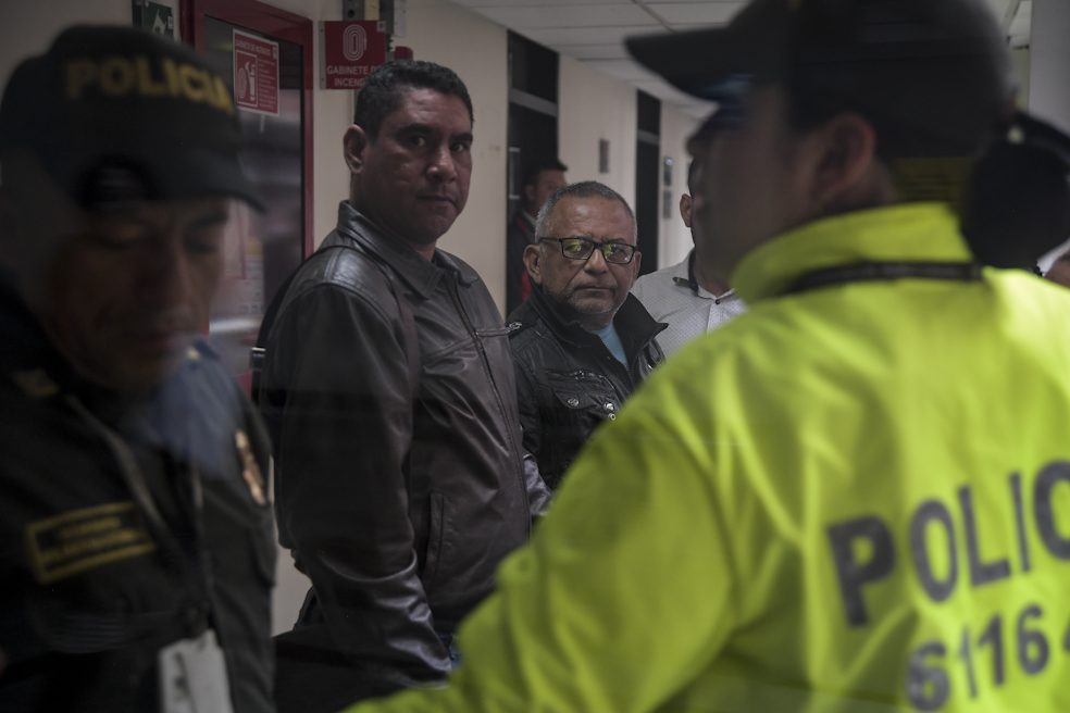 El contador Devis Mendoza y el revisor fiscal Ronbinson Ruiz Guerrero. / Mauricio Álvarado - El Espectador