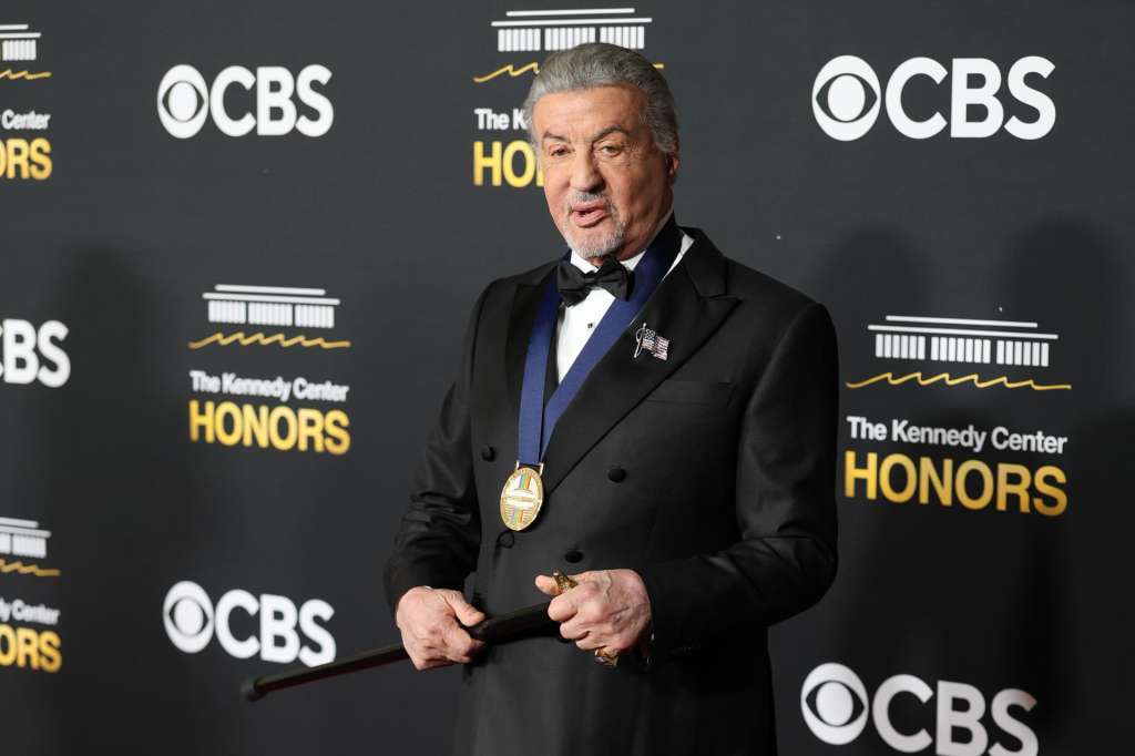 AME6697. WASHINGTON (ESTADOS UNIDOS), 07/12/2025.- El actor Sylvester Stallone posa en la alfombra roja de los Kennedy Honors este domingo, en el Kennedy Center en Washington (EE.UU.). EFE/ Octavio Guzmán