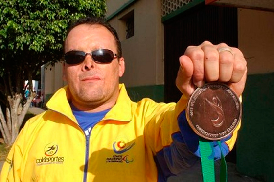 Edwin Rodríguez luce la medalla que ganó en los Paralímpicos de Guadalajara / Tomada de http://deportespiramide.blogspot.com