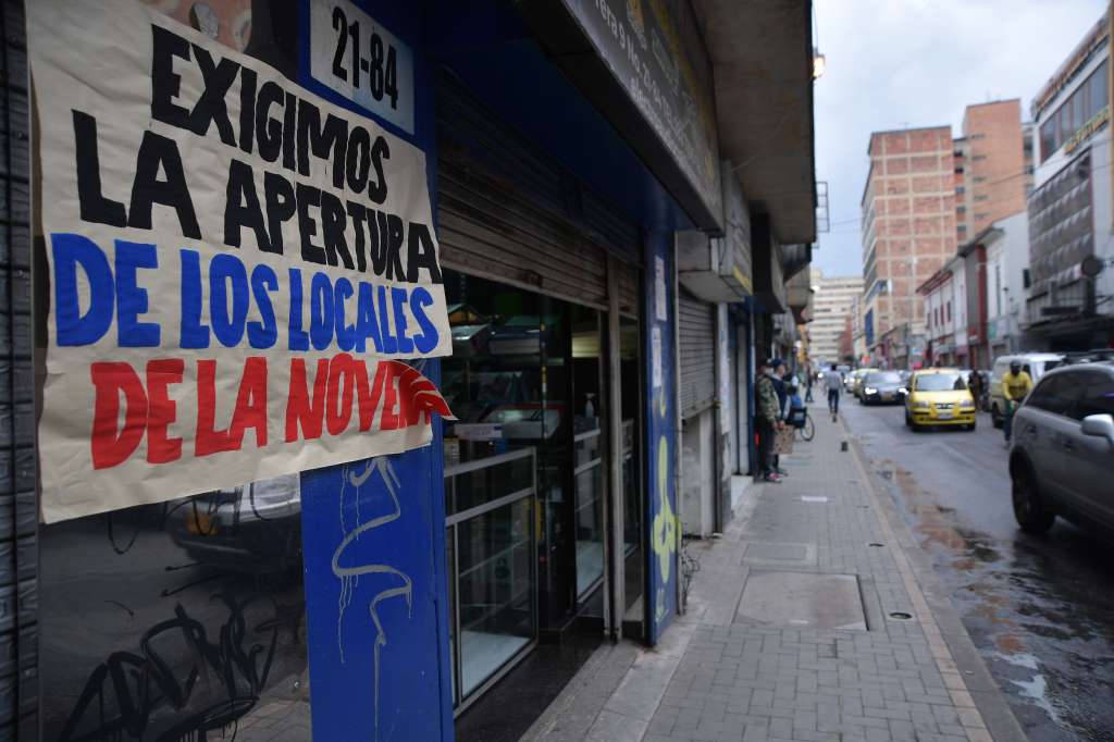 Negocios de esta zona, atienden a media puerta durante el aislamiento generado por la pandemia del Covid-19, además exigen la apertura de los locales y establecimientos