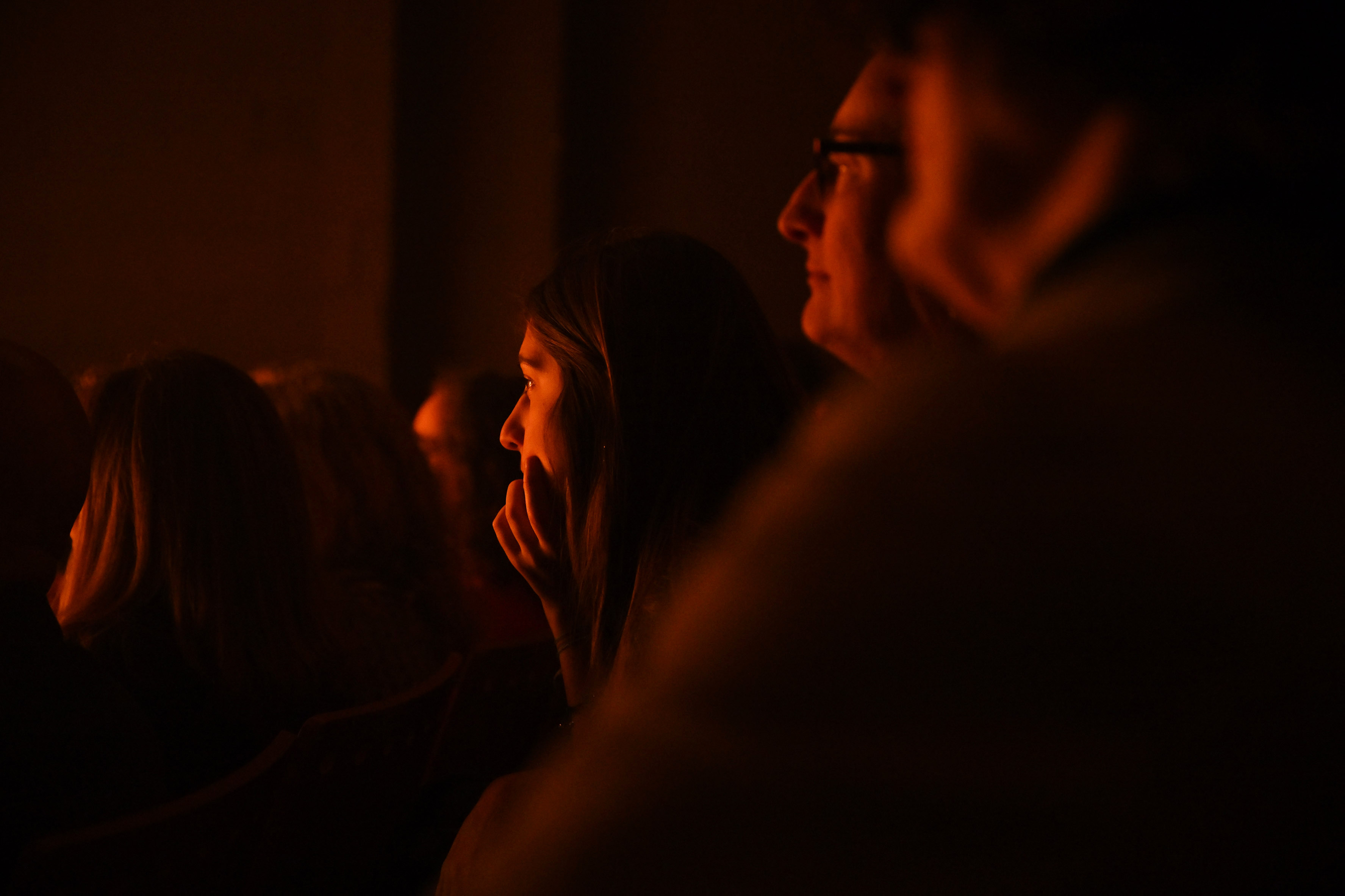 Los miembros de la audiencia ven una actuación en el Teatro Cervantes en el sureste de Londres el 8 de diciembre de 2022.