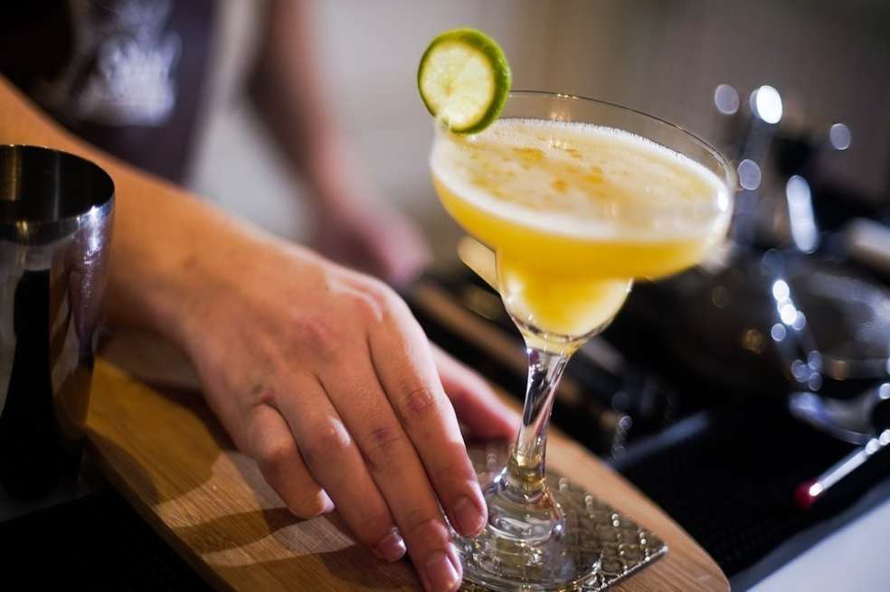 Una de las actividades que puede hacer en los días de confinamiento es aprender hacer cocteles con su licor favorito.