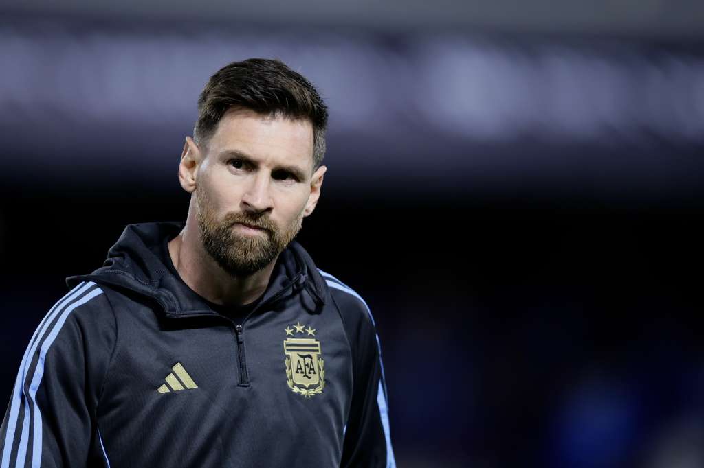AMDEP260. BUENOS AIRES (ARGENTINA), 19/11/2024.- Lionel Messi de Argentina en el calentamiento este martes, en un partido de las eliminatorias sudamericanas para el Mundial de 2026 entre Argentina y Perú en el estadio La Bombonera en Buenos Aires (Argentina). EFE/ Luciano González