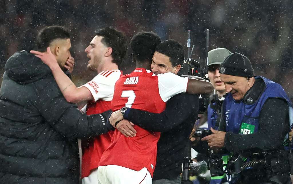 LONDON (United Kingdom), 05/05/2026.- Bukayo Saka (L) of Arsenal celebrates with his manager Mikel Arteta after the UEFA Champions League semi-finals 2nd leg match Arsenal FC against Atletico de Madrid, in London, Britain, 05 May 2026. Arsenal won 1-0. (Liga de Campeones, Reino Unido, Londres) EFE/EPA/NEIL HALL
