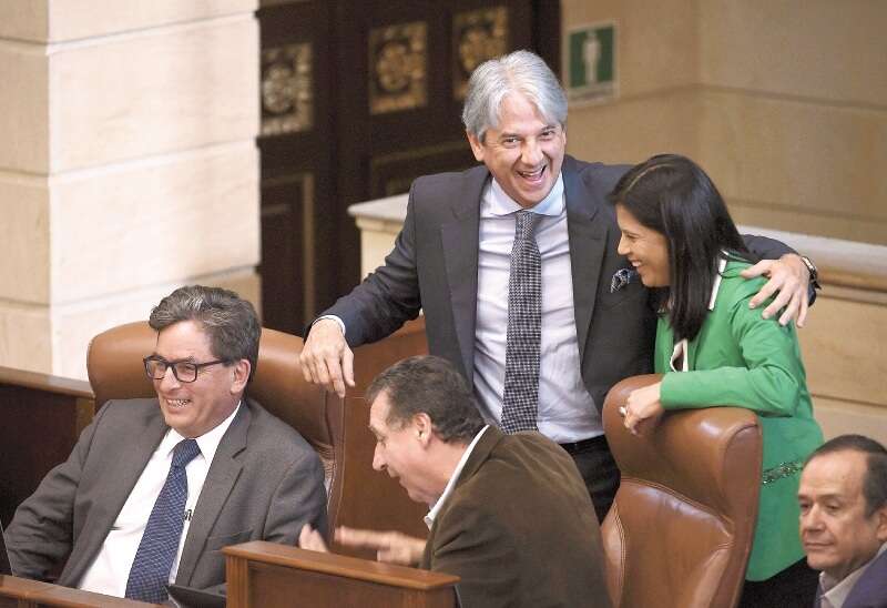 El ministro de Hacienda, el alto consejero presidencial para la política y la directora del DNP asistieron al debate en el Congreso. / Mauricio Alvarado - El Espectador
