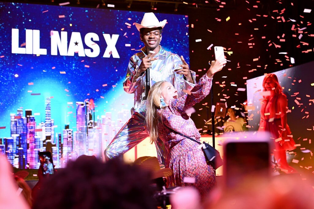 "Old Town Road" de Lil Nas X combina los sonidos del banjo y el bajo. / AFP