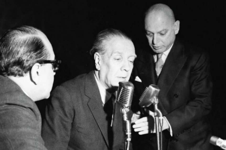 Jorge Luis Borges en rueda de prensa en el Teatro Colón, de visita en Bogotá en julio de 1965. /Archivo El Espectador.