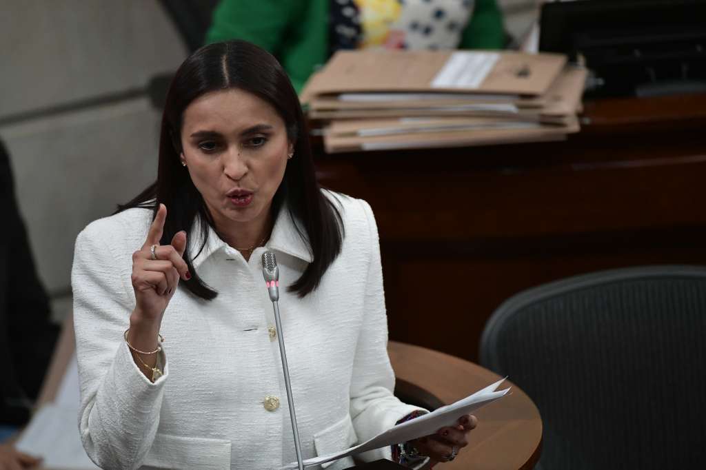 Candidata a Contralora General durante plenaria en el Senado