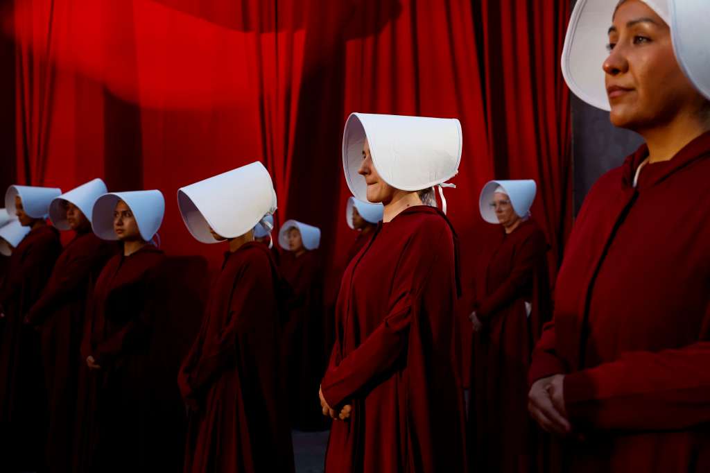 FOTODELDIA LOS ÁNGELES (Estados Unidos), 03/04/2025.- Varias mujeres caracterizadas como las mujeres de 'El cuento de la criada' durante la presentación de la sexta temporada de esta serie en Los Ángeles, Estados Unidos. EFE/ Caroline Brehman