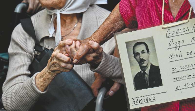 Miembros del grupo argentino de derechos humanos "Madres de Plaza de Mayo".