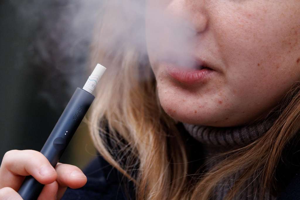 London (United Kingdom), 26/03/2024.- A young person uses a vaping product in London, Britain, 26 March 2024. Tadeu Marroco, chief executive of British American Tobacco (BAT), claims the UK government's Tobacco and Vapes Bill, which will ban disposable vapes, will not be 'effective.' BAT is also calling for vape sellers to be licensed, and for licences to be taken away from firms caught selling to minors. Minimum age for legally buying vapes in the UK is 18. (Reino Unido, Londres) EFE/EPA/TOLGA AKMEN