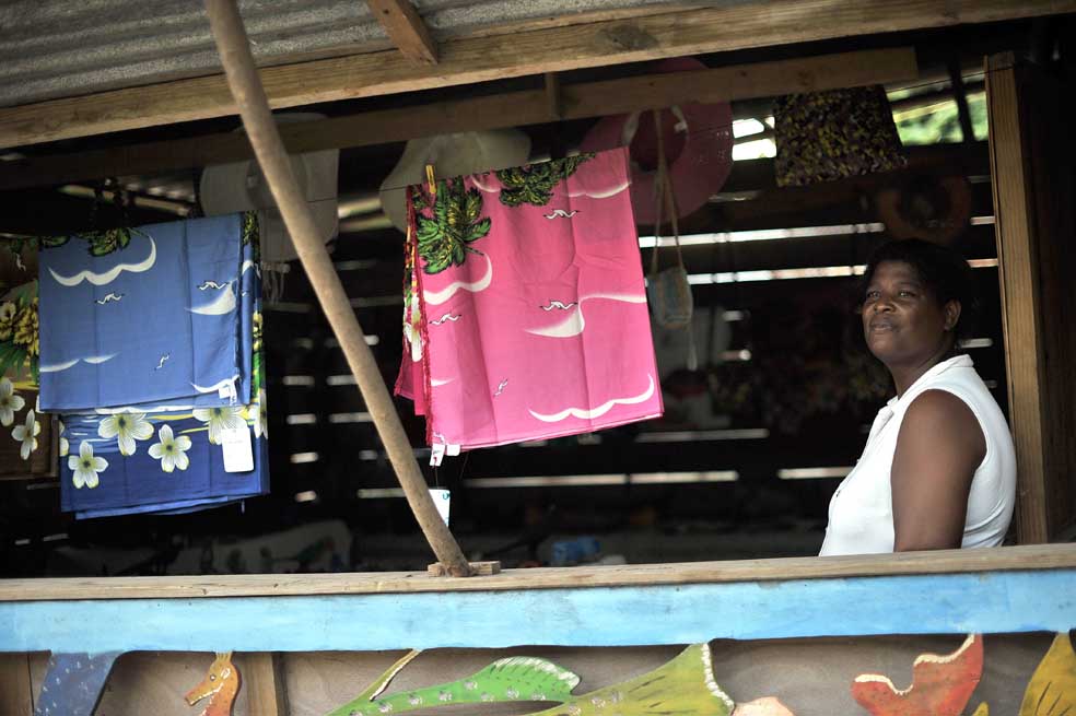 Las mujeres de la isla fabrican bolsos y artesanías con material reciclable para reducir el volumen de residuos y sostener a sus familias. / Fotos: Luis Ángel