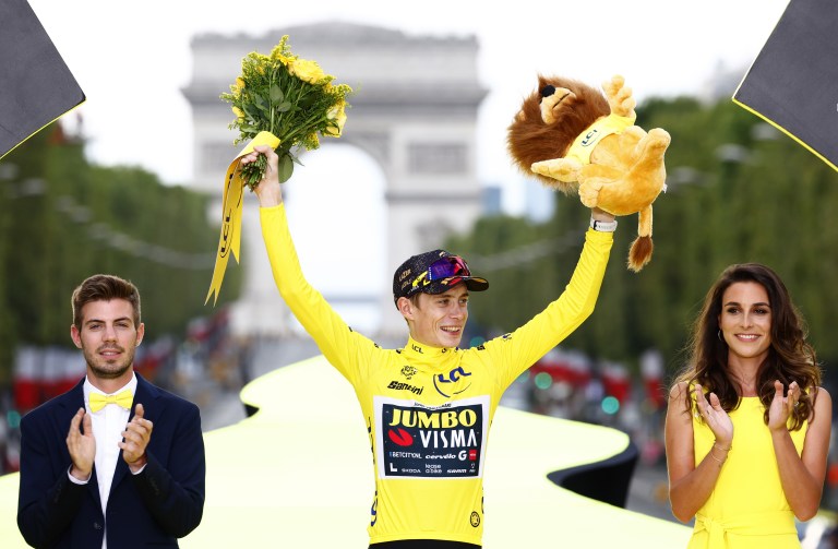 Paris (France), 23/07/2023.- Yellow Jersey and Tour de France overeall winner Danish rider Jonas Vingegaard of team Jumbo-Visma celebrates on the podium after the 21st and final stage of the Tour de France 2023 over 115kms from Saint-Quentin-en-Yvelines to Paris Champs-Elysee, France, 23 July 2023. (Ciclismo, Francia) EFE/EPA/ETIENNE GARNIER / POOL