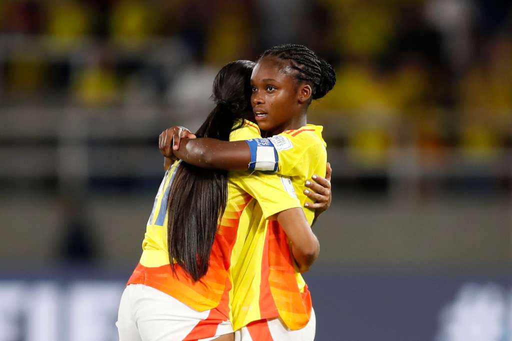 AMDEP6970. CALI (COLOMBIA), 11/09/2024.- Linda Caicedo (d) de Colombia celebra al final este miércoles, de un partido de los octavos de final de la Copa Mundial Femenina sub-20 entre las selecciones de Colombia y Corea del Sur en el estadio Pascual Guerrero en Cali (Colombia). EFE/ Ernesto Guzmán Jr.