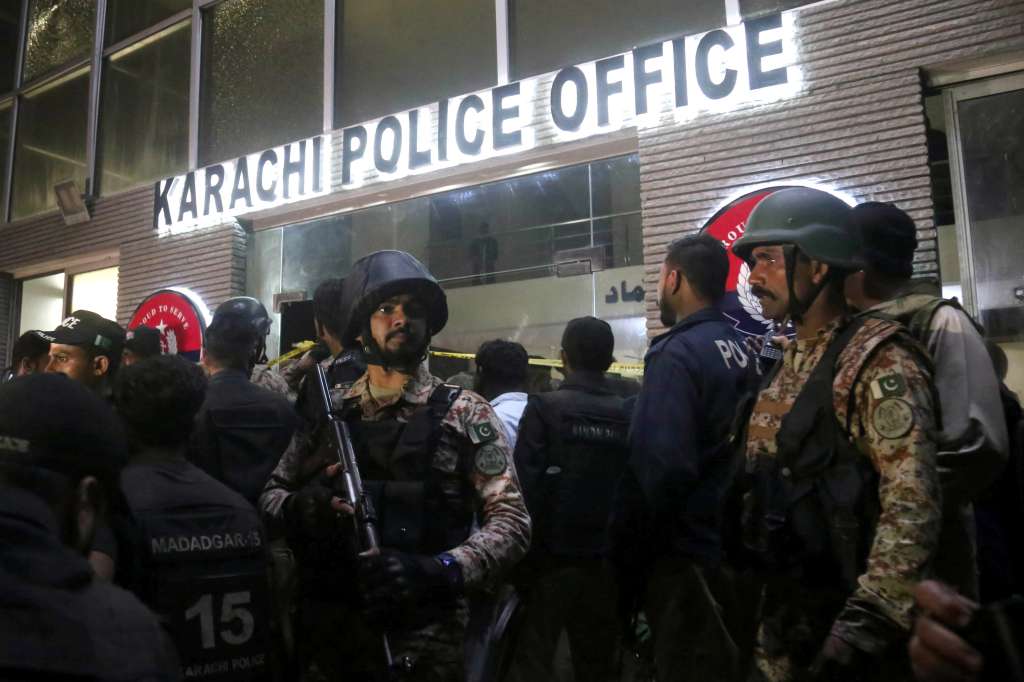 Karachi (Pakistan), 17/02/2023.- Pakistani security officials secure the scene of an attack by gunmen targeting the office of the Karachi Police chief, in Karachi, Pakistan, 17 February 2023. According to police, at least three police officials were killed and 11 were injured after gunmen attacked the office of the Karachi police chief located on Main Sharea Faisal, with an operation currently underway. (Atentado, Terrorista) EFE/EPA/REHAN KHAN