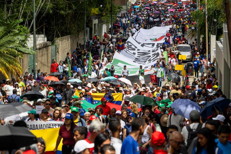 AME5646. CARACAS (VENEZUELA), 07/10/2025.- Personas participan en una manifestación en apoyo a Palestina este martes, en Caracas (Venezuela). EFE/ Miguel Gutiérrez