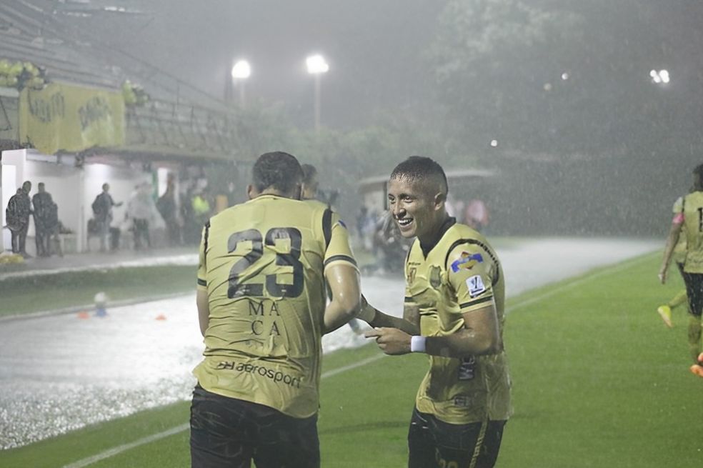Águilas Doradas celebra su triunfo contra Envigado en Rionegro.