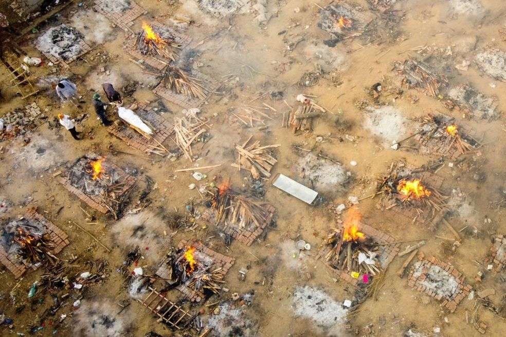 Familiares y amigos de víctimas del Covid-19 se reúnen para incinerar sus cuerpos en un campo de cremación en Nueva Delhi.