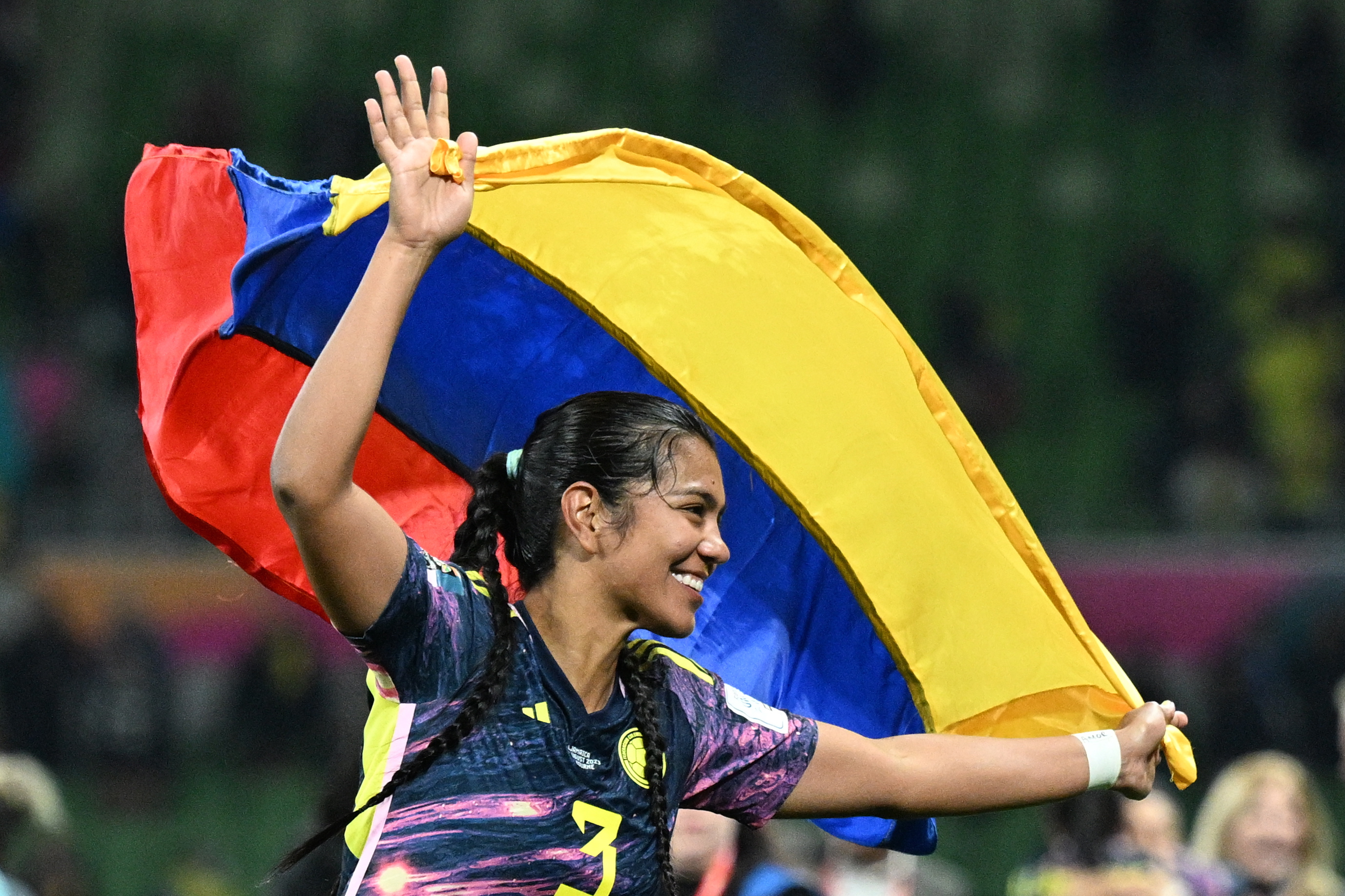 -FOTODELDIA- MELBOURNE (AUSTRALIA), 08/08/2023.- La jugadora colombiana Daniela Arias celebra, con la bandera de su país, la victoria en el partido contra Jamaica en los octavos del Mundial de Fútbol Femenino de este martes en el estadio de Melbourne, Australia. EFE/Joel Carret / PROHIBIDO SU USO EN AUSTRALIA Y NUEVA ZELANDA