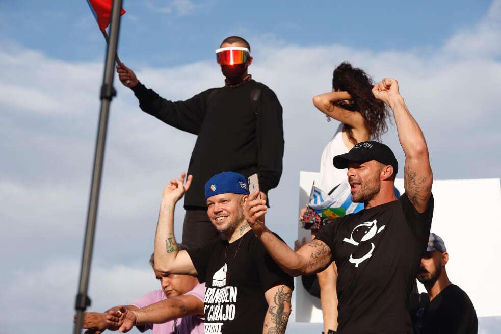 Ricky Martin y Residente, entre otros artistas, protagonizaron masiva marcha este miércoles en Puerto Rico. / EFE