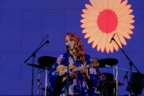 “Farolito”, así suena el último sencillo de Angelika Molina