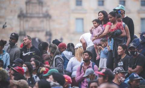 El desespero por las ayudas en Bogotá refleja el reto de atender a las poblaciones en riesgo