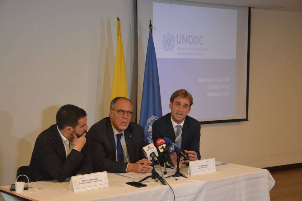 El secretario de Seguridad de Cali, Andrés Villamizar (izq.) y Pierre Lapaque (der.), representante de la Unodc en Colombia, en el evento en que presentaron la auditoría de seguridad. / Cortesía Unodc