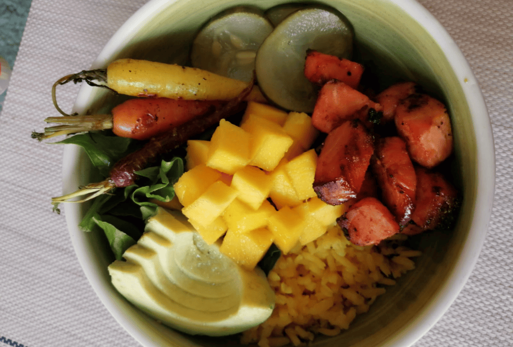 Poke saludable de salmón y vegetales