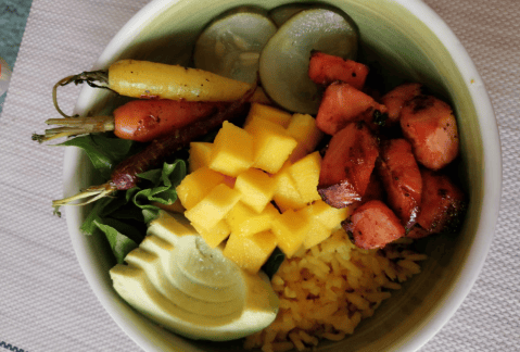 Sábado saludable: así se prepara un “poke” de salmón con vegetales