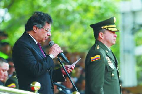 Presidente Petro pidió públicamente cambio del director de la Policía, el general Triana