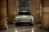 Kia prueba el silencio de su nuevo carro eléctrico dentro de una biblioteca