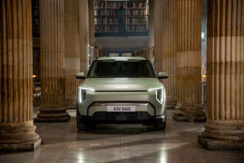 Kia prueba el silencio de su nuevo carro eléctrico dentro de una biblioteca