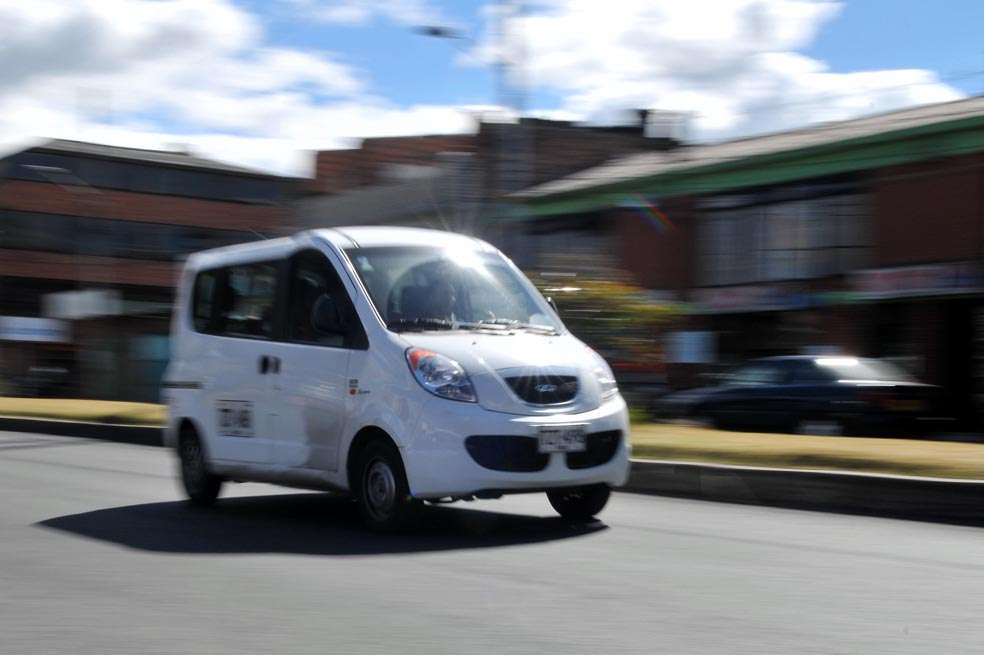 Los vehículos blancos deberán funcionar con contratos. La aplicación de Uber se usa en 150 países del mundo. / Archivo
