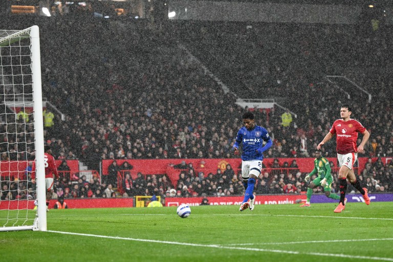Así fue el blooper insólito que casi le cuesta la victoria a Manchester United