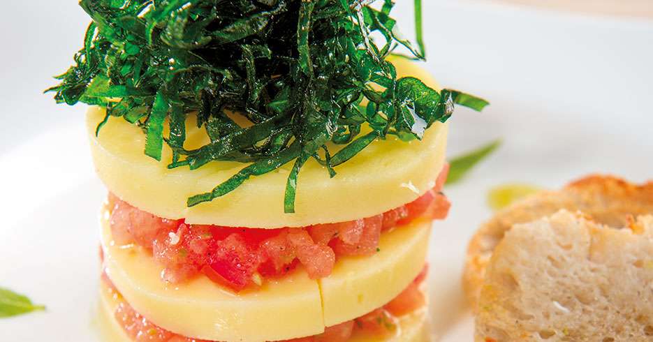 Receta del día: Queso Mozarella relleno de tomate con vinagreta de albahaca