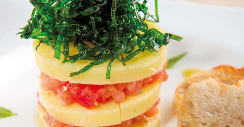 Queso Mozarella relleno de tomate con vinagreta de albahaca
