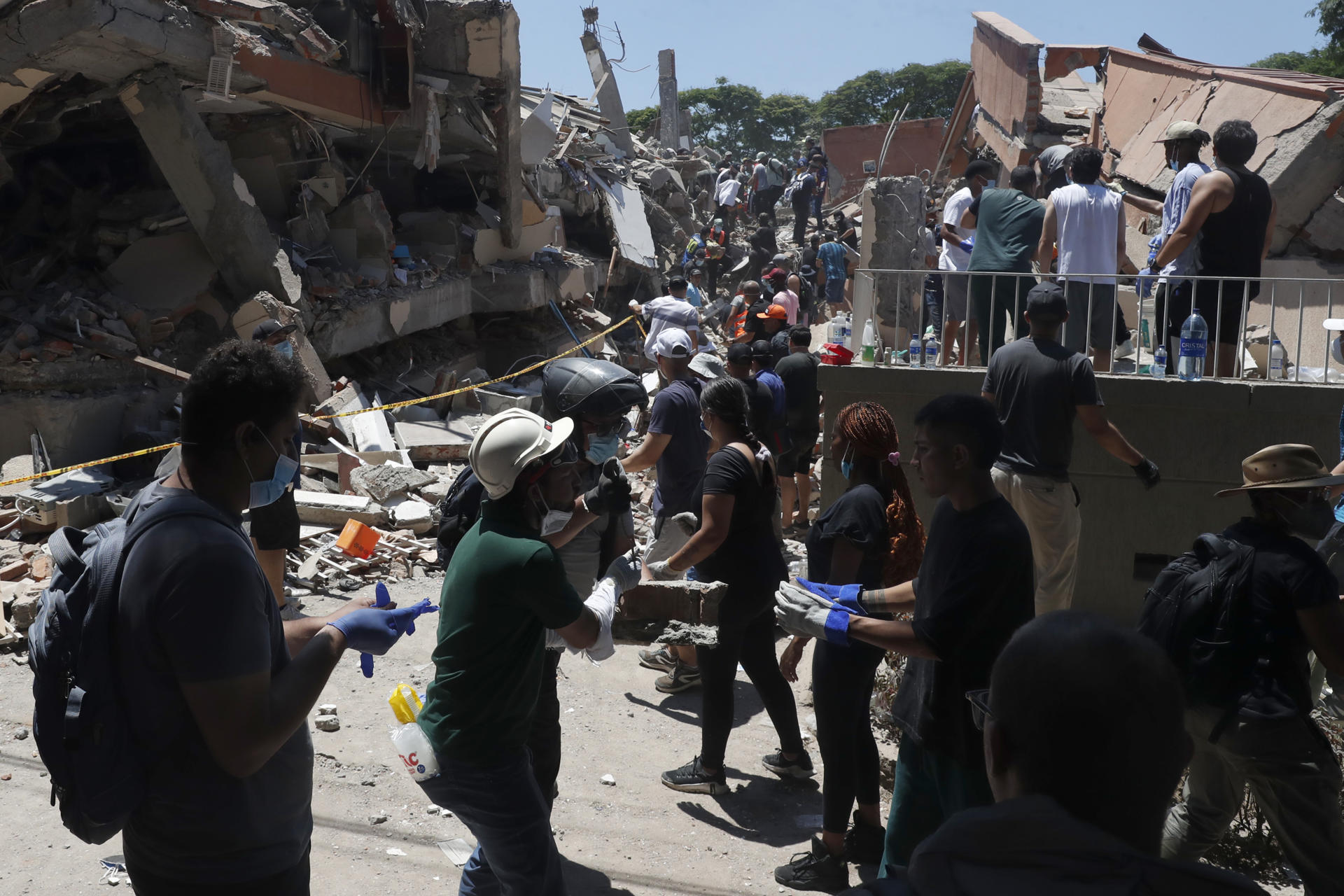 AME7690. CALI (COLOMBIA), 10/08/2026.- Personas buscan entre los escombros de una edificación colapsada por el terremoto de magnitud 7,4 que sacudió esta mañana al país, este lunes en Cali (Colombia). EFE/ Ernesto Guzmán Jr