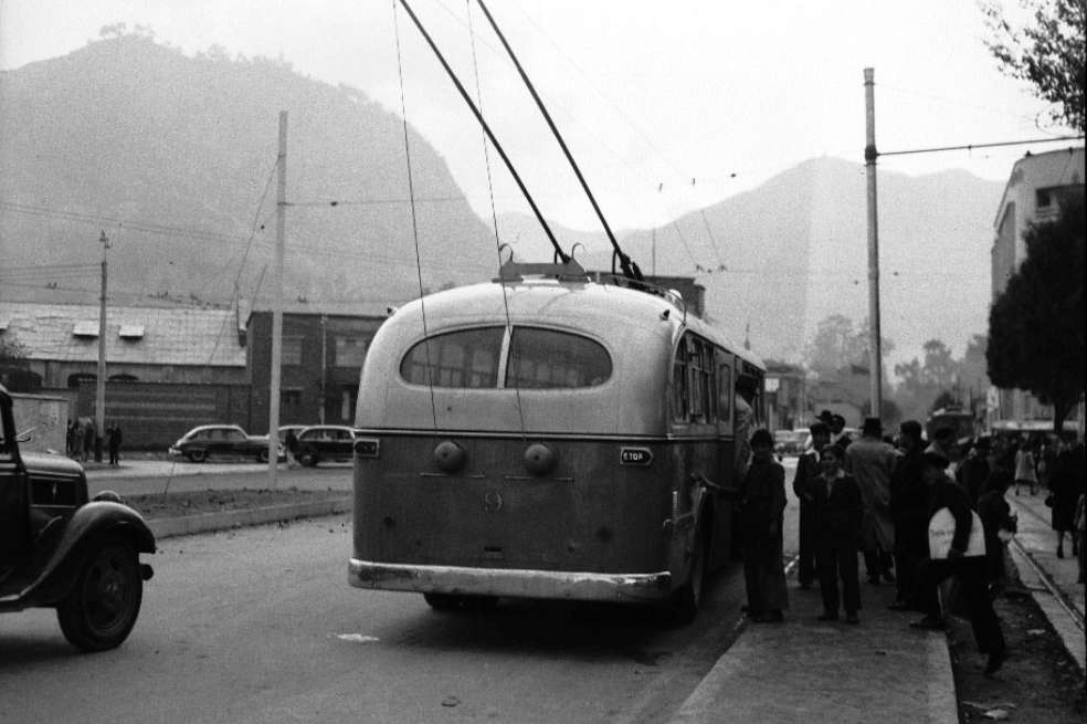 Imagen de 1948, trolley bus de la Empresa de Tranvías Municipales de Bogotá recoge pasajeros por la calle 26 en la ruta de la Ciudad Universitaria. Al fondo se ven los cerros de Monserrate. / Twitter (@ArchivodeBogota)