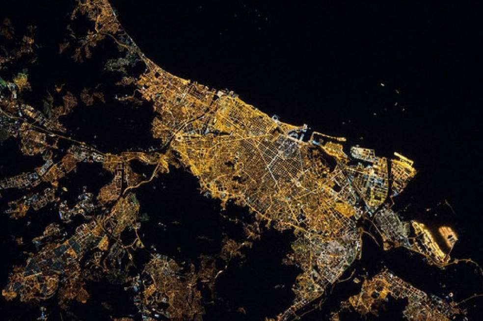 Mirar la pantalla de los celulares o los computadores durante la noche podría aumentar un riesgo a desarrollar cáncer. / Imagen cortesía de Earth Science and Remote Sensing Unit. / NASA Johnson Space Center